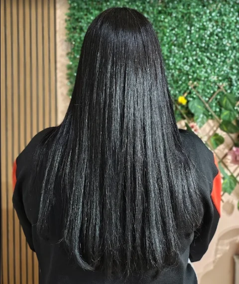 Cabelo longo preto com acabamento liso