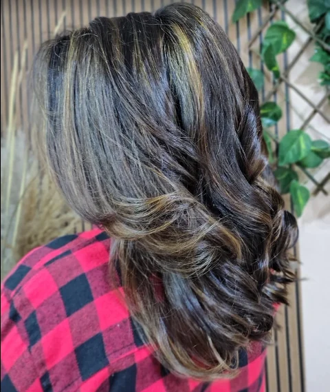 Cabelo com mechas e acabamento modelado realizado no Studio Beleza Real