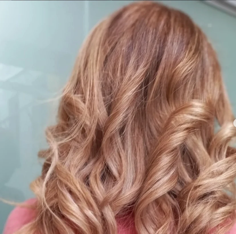 Cabelo com cachos e coloração em tom quente