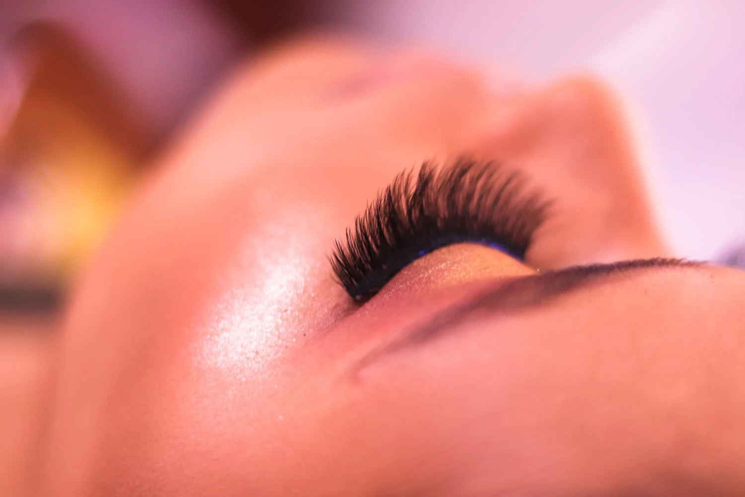 Design de sobrancelhas realizado no Studio Beleza Real